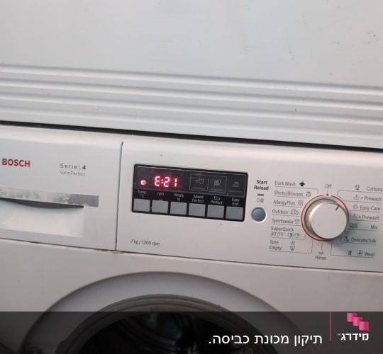 מכונת כביסה בוש עם לוח בקרה דיגיטלי